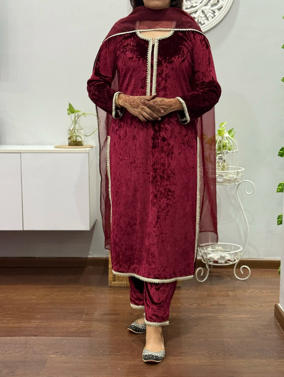 Mehnoor Velvet Suit Set 2