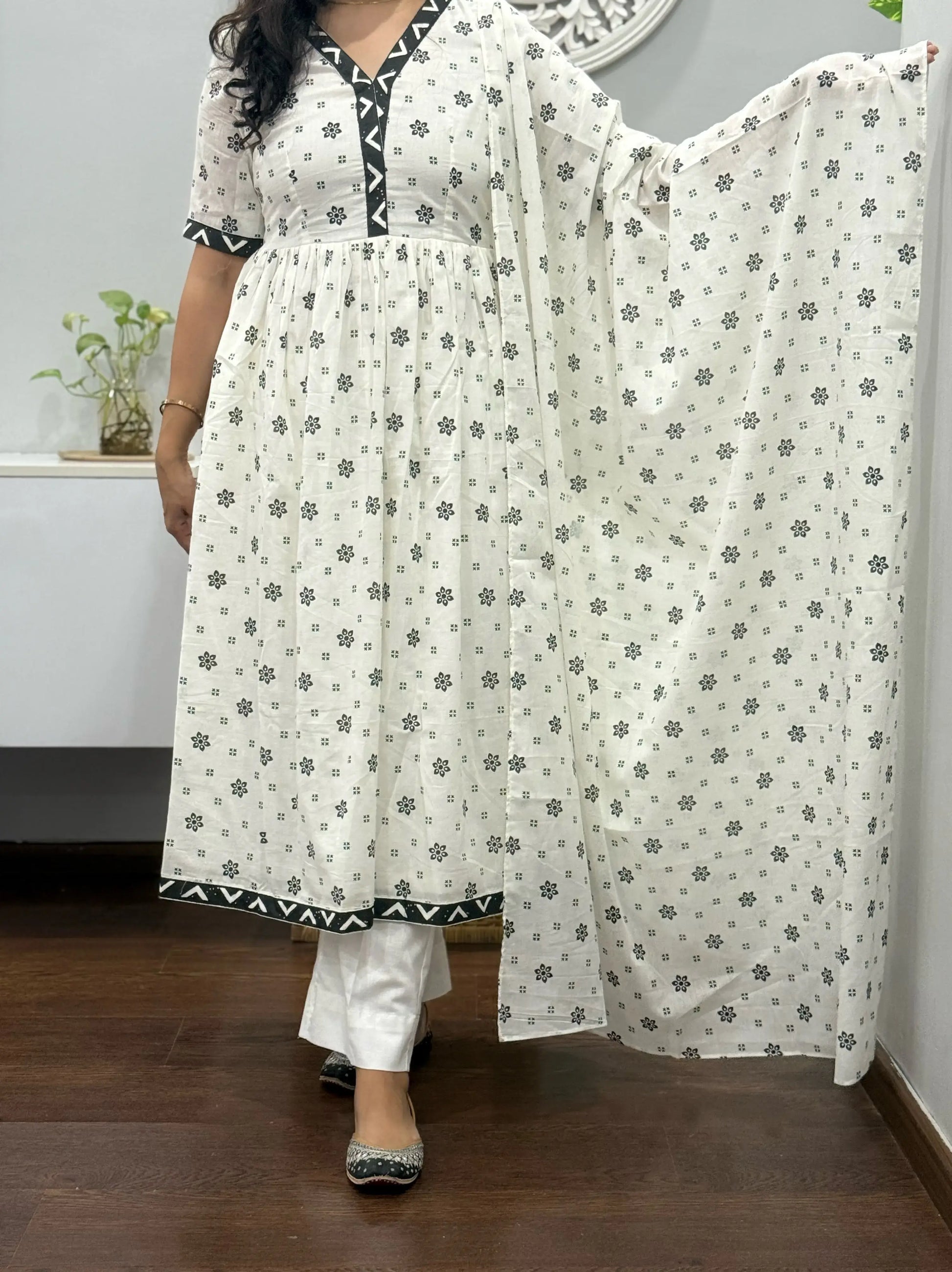 Aarohi Suit Set